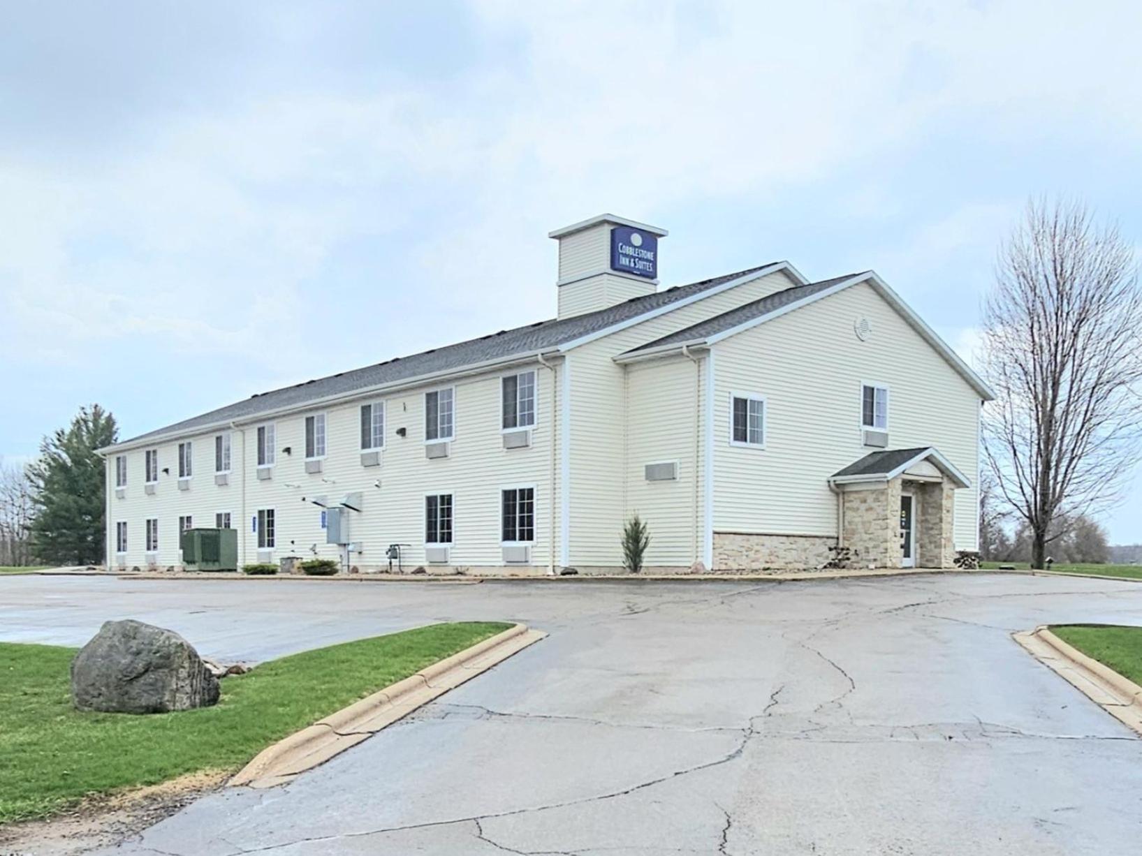 Cobblestone Inn & Suites - Clintonville Exterior photo
