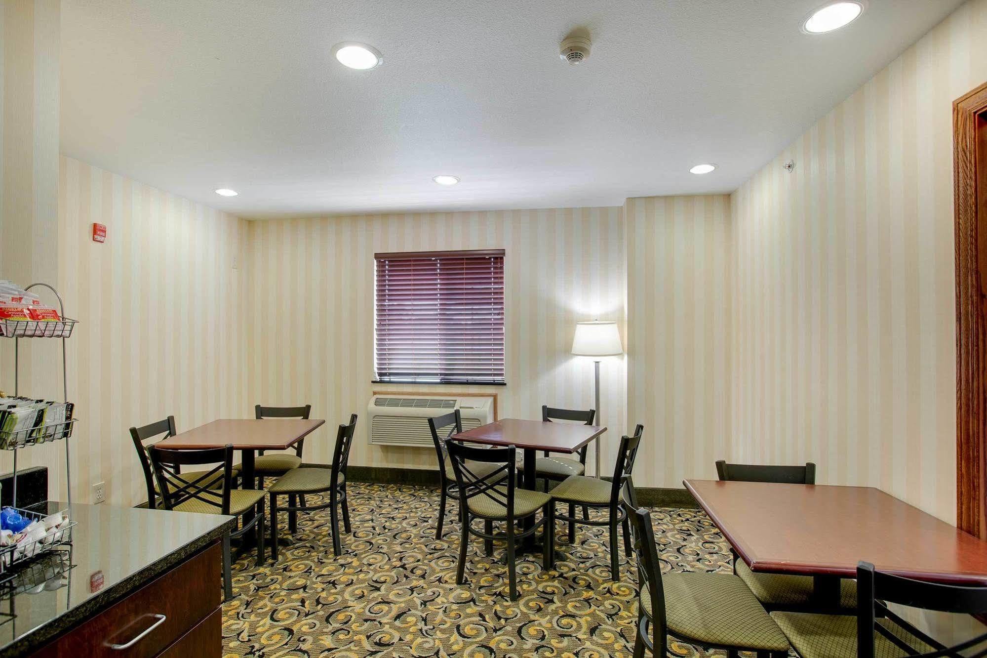 Cobblestone Inn & Suites - Clintonville Exterior photo